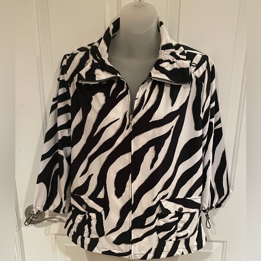 Zenergy by Chico'c Size 1 (medium 8) zebra zip up jacket GUC B21